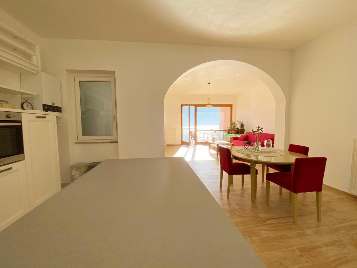 Big Apartment With Lake View And Two Bedrooms Sala Comacina Eksteriør billede